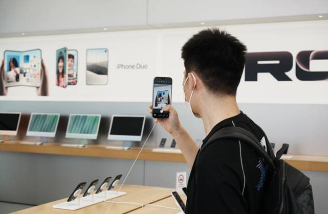 Apple iPhone 18 Smartphone HANGZHOU, CHINA - SEPTEMBER 18, 2026 - A customer is experiencing an iPhone 18 smartphone at an Apple flagship store in Hangzhou, Zhejiang Province, China on September 18, 2026. Hangzhou Zhejiang China  Copyright: xCFOTOx i1789723044236