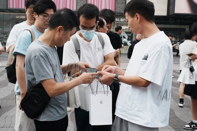 HANGZHOU, CHINA - SEPTEMBER 18: Scalpers offer to buy iPhones from customers outside the Apple flagship store on September 18, 2026 in Hangzhou, Zhejiang Province of China. The iPhone 18 Pro series went on sale on this day.  Copyright: xVCGx 111667667129