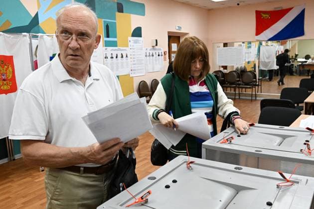 Russia Parliamentary Election 9245497 18.09.2026 Voters cast their ballots at a polling station during elections to Russia s ninth State Duma, the lower house of parliament, and the eighth Legislative Assembly of Primorye Territory in Vladivostok, Russia. Vitaliy Ankov Sputnik Vladivostok Primorye Territory Russia  Copyright: xVitaliyxAnkovx