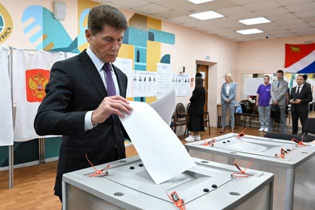Russia Parliamentary Election 9245493 18.09.2026 Primorye Territory Governor Oleg Kozhemyako casts his ballot at a polling station during elections to Russia s ninth State Duma, the lower house of parliament, and the eighth Legislative Assembly of Primorye Territory in Vladivostok, Russia. Vitaliy Ankov Sputnik Vladivostok Primorye Territory Russia  Copyright: xVitaliyxAnkovx