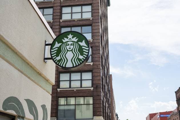 ROCKFORD, IL, USA — 3. SEPTEMBER 2026: Das ikonische Starbucks Schild ragt aus einer Gebäudefassade in der Innenstadt nach außen ROCKFORD, IL, USA - SEPT 3, 2026: The iconic Starbucks sign projecting outward from a building facade downtown Copyright: imageBROKER mailcaroline iblbpb19078577.jpg
