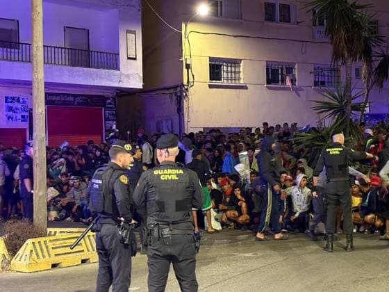 The transfer of migrants from the beaches of Ceuta to the camp set up at the city’s port has begun. The Civil Guard is organizing the migrants for their transfer to the Port of Ceuta, on September 18, 2026, in Ceuta, Spain. The State Security Forces (FCSE) have begun transferring migrants from the beaches of El Trampolín and Benítez to the port facilities that have been set up over the past few days. SEPTEMBER 18, 2026. Gabriela Sardá Ceuta, Spain  Copyright: xGabrielaxSardaxNunezx 7782623