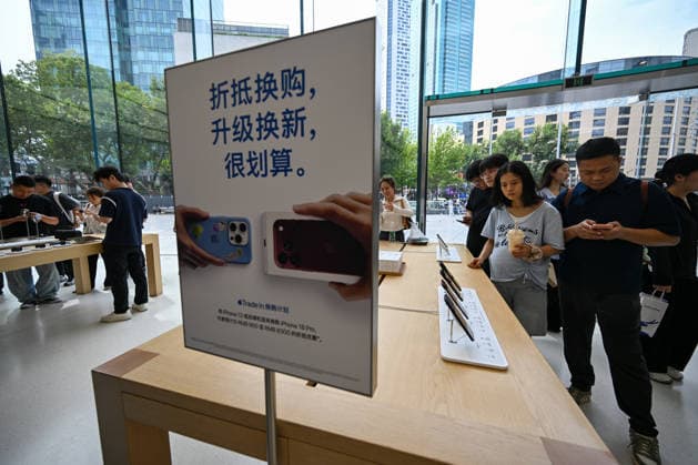 NANJING, CHINA - SEPTEMBER 18: Citizens experience the new iPhone 18 Pro at an Apple flagship store on September 18, 2026 in Nanjing, Jiangsu Province of China. The iPhone 18 Pro series officially went on sale on this day.  Copyright: xVCGx 111667691105