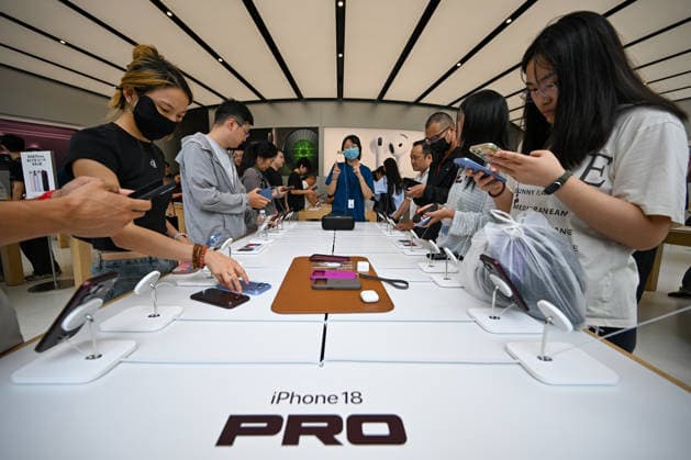 NANJING, CHINA - SEPTEMBER 18: Customers experience new mobile phones at an Apple flagship store on September 18, 2026 in Nanjing, Jiangsu Province of China. The iPhone 18 Pro series was officially released on this day.  Copyright: xVCGx 111667691106
