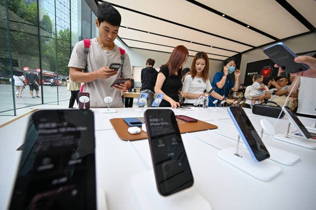 NANJING, CHINA - SEPTEMBER 18: Customers experience new smartphones at an Apple flagship store on September 18, 2026 in Nanjing, Jiangsu Province of China. The iPhone 18 Pro series officially went on sale on this day.  Copyright: xVCGx 111667691112