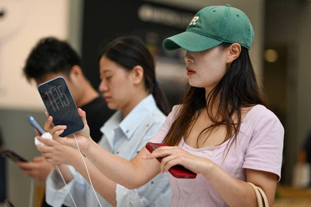 NANJING, CHINA - SEPTEMBER 18: Citizens experience new mobile phones at an Apple flagship store on September 18, 2026 in Nanjing, Jiangsu Province of China. The iPhone 18 Pro series was officially released for sale on this day.  Copyright: xVCGx 111667691115
