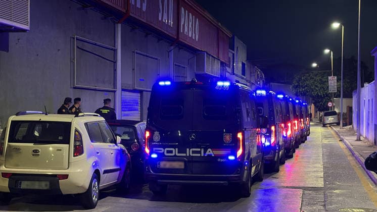 The transfer of migrants from the beaches of Ceuta to the camp set up at the city’s port has begun. National Police vans are on standby in case they are needed during the transfer of migrants, as of September 18, 2026, in Ceuta, Spain. The State Security Forces (FCSE) have begun transferring migrants currently on the beaches of El Trampolín and Benítez to the port facilities that have been set up over the past few days. SEPTEMBER 18, 2026. PIXELATED Gabriela Sardá Nún, Ceuta, Spain  Copyright: xGabrielaxSardaxNunezx 7782627