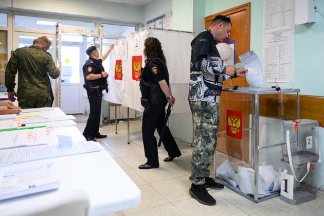 Russia Regions Parliamentary Election 9245524 18.09.2026 A voter casts his ballot at a polling station during elections to Russia s ninth State Duma, the lower house of parliament, in Yuzhno-Sakhalinsk, Russia. Sergei Krasnouhov Sputnik Yuzhno-Sakhalinsk Russia  Copyright: xSergeixKrasnouhovx