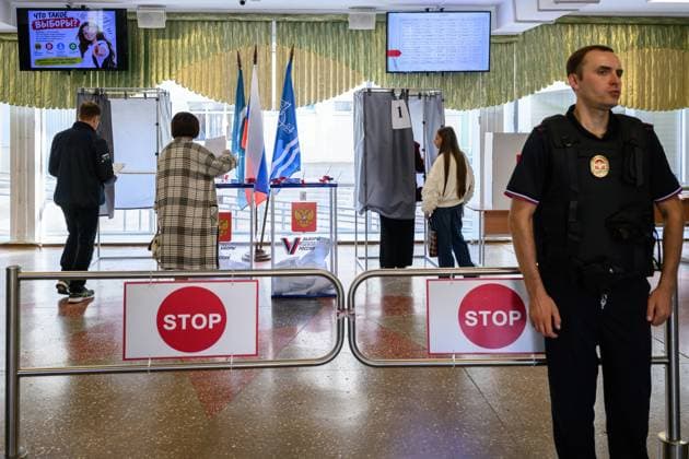 Russia Regions Parliamentary Election 9245523 18.09.2026 People vote at a polling station during elections to Russia s ninth State Duma, the lower house of parliament, in Yuzhno-Sakhalinsk, Russia. Sergei Krasnouhov Sputnik Yuzhno-Sakhalinsk Russia  Copyright: xSergeixKrasnouhovx