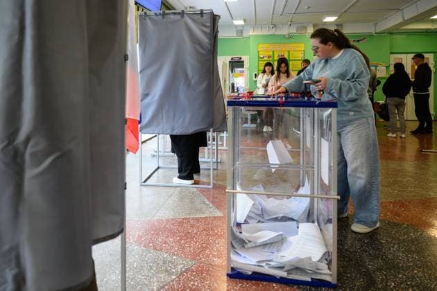 Russia Regions Parliamentary Election 9245519 18.09.2026 A voter casts her ballot at a polling station during elections to Russia s ninth State Duma, the lower house of parliament, in Yuzhno-Sakhalinsk, Russia. Sergei Krasnouhov Sputnik Yuzhno-Sakhalinsk Russia  Copyright: xSergeixKrasnouhovx