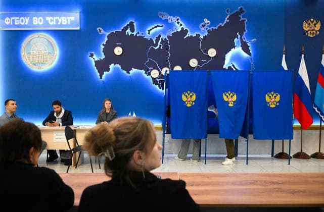 Russia Regions Parliamentary Election 9245511 18.09.2026 Members of a local electoral commission wait for voters at a polling station during elections to Russia s ninth State Duma, the lower house of parliament, in Novosibirsk, Russia. Alexandr Kryazhev Sputnik Novosibirsk Russia  Copyright: xAlexandrxKryazhevx