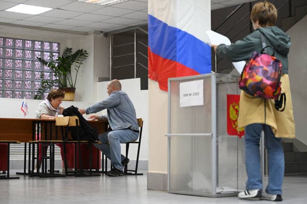 Russia Regions Parliamentary Election 9245508 18.09.2026 People vote at a polling station during elections to Russia s ninth State Duma, the lower house of parliament, in Novosibirsk, Russia. Alexandr Kryazhev Sputnik Novosibirsk Russia  Copyright: xAlexandrxKryazhevx
