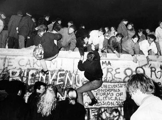 BERLIN, NOVEMBER 11, 1989 A sight no one will ever forget Jubling West and East Germans meet at the top of the Wall at the Brandenburg Gate in the heart of Berlin, Berlin, Germany x50x  Copyright: xGöranxÄrnbäck Expressen TTx BERLINMURENS FALL