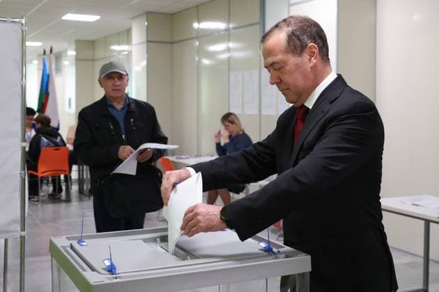 Russia Medvedev Parliamentary Election 9245543 18.09.2026 Deputy Chairman of the Russian Security Council and leader of the United Russia political party Dmitry Medvedev casts his ballot at a polling a station during elections to Russia s ninth State Duma, the lower house of parliament, in Moscow, Russia. Ekaterina Shtukina Sputnik Moscow Russia  Copyright: xEkaterinaxShtukinax