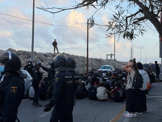 The transfer of migrants from the beaches of Ceuta to the camp set up at the city’s port has begun. State Security Forces are organizing the migrants for their transfer to the Port of Ceuta, on September 18, 2026, in Ceuta, Spain. The State Security Forces (FCSE) have begun transferring migrants from the beaches of El Trampolín and Benítez to the port facilities, which have been set up over the past few days. SEPTEMBER 18, 2026. PIXELATED Gabriela Sardá Nún Ceuta Ceuta, Spain  Copyright: xGabrielaxSardaxNunezx 7782647
