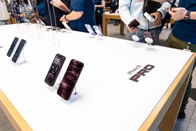 Apple Launches Its New Products: The new iPhone 18 Pro and iPhone 18 Pro Max on display at the Apple Store in Puerta del Sol, on September 18, 2026, in Madrid, Spain. Apple is unveiling its new line of smartphones today iPhone 18, Apple Watch Series 12, Apple Watch Ultra 4, and AirPods. Apple is also releasing its first foldable iPhone, the iPhone Duo. SEPTEMBER 18, 2026 Carlos Lujá Madrid, Spain Copyright: xCarlosxLujanx 7782650