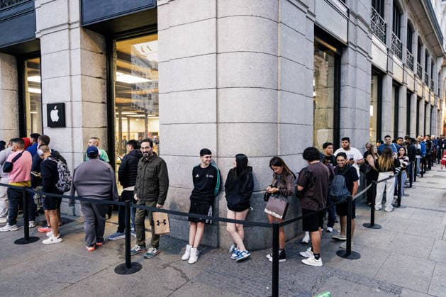 Apple Launches Its New Products Dozens of people line up to enter the Apple Store at Puerta del Sol on September 18, 2026, in Madrid, Spain. Apple is unveiling its new lineup of smartphones today iPhone 18, Apple Watch Series 12, Apple Watch Ultra 4, and AirPods. Apple is also releasing its first foldable iPhone, the iPhone Duo. SEPTEMBER 18, 2026 Carlos Lujá Madrid, Spain  Copyright: xCarlosxLujanx 7782660