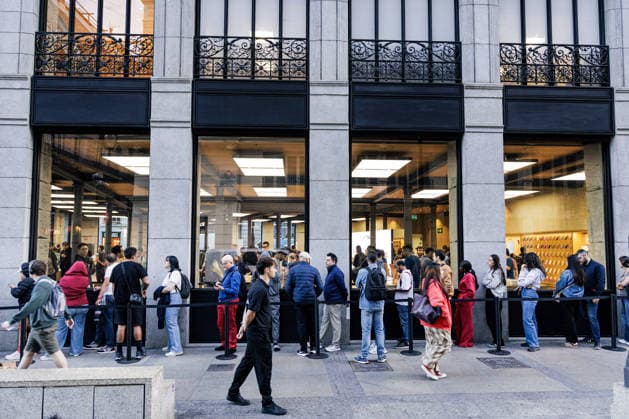 Apple Launches Its New Products Dozens of people line up to enter the Apple Store at Puerta del Sol on September 18, 2026, in Madrid, Spain. Apple is unveiling its new lineup of smartphones today iPhone 18, Apple Watch Series 12, Apple Watch Ultra 4, and AirPods. Apple is also releasing its first foldable iPhone, the iPhone Duo. SEPTEMBER 18, 2026 Carlos Lujá Madrid, Spain  Copyright: xCarlosxLujanx 7782662