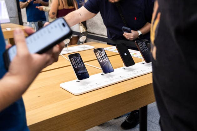 Apple Launches Its New Products Several people check out the new iPhone models at the Apple Store in Puerta del Sol on September 18, 2026, in Madrid, Spain. Apple is unveiling its new line of smartphones today iPhone 18, Apple Watch Series 12, Apple Watch Ultra 4, and AirPods. Apple is also releasing its first foldable iPhone, the iPhone Duo. SEPTEMBER 18, 2026 Carlos Lujá Madrid, Spain  Copyright: xCarlosxLujanx 7782664