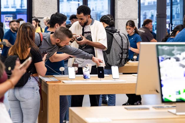 Apple Launches Its New Products Several people check out the new iPhone models at the Apple Store in Puerta del Sol on September 18, 2026, in Madrid, Spain. Apple is unveiling its new line of smartphones today iPhone 18, Apple Watch Series 12, Apple Watch Ultra 4, and AirPods. Apple is also releasing its first foldable iPhone, the iPhone Duo. SEPTEMBER 18, 2026 Carlos Lujá Madrid, Spain  Copyright: xCarlosxLujanx 7782666