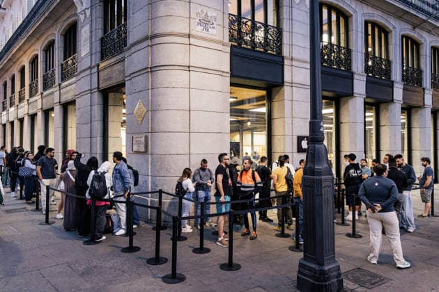 Apple Launches Its New Products Dozens of people line up to enter the Apple Store at Puerta del Sol on September 18, 2026, in Madrid, Spain. Apple is unveiling its new line of smartphones today iPhone 18, Apple Watch Series 12, Apple Watch Ultra 4, and AirPods. In addition, Apple is releasing its first foldable iPhone, the iPhone Duo. SEPTEMBER 18, 2026 Carlos Lujá Madrid, Spain Copyright: xCarlosxLujanx 7782658