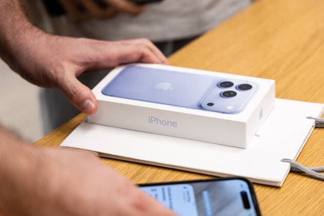 Apple Launches Its New Products A customer buys the new iPhone model at the Apple Store in Puerta del Sol on September 18, 2026, in Madrid, Spain. Apple is unveiling its new line of smartphones today iPhone 18, Apple Watch Series 12, Apple Watch Ultra 4, and AirPods. Apple is also releasing its first foldable iPhone, the iPhone Duo. SEPTEMBER 18, 2026 Carlos Lujá Madrid, Spain  Copyright: xCarlosxLujanx 7782674