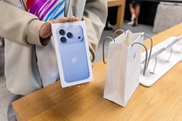 Apple Launches Its New Products A customer buys the new iPhone model at the Apple Store in Puerta del Sol on September 18, 2026, in Madrid, Spain. Apple is unveiling its new line of smartphones today iPhone 18, Apple Watch Series 12, Apple Watch Ultra 4, and AirPods. Apple is also releasing its first foldable iPhone, the iPhone Duo. SEPTEMBER 18, 2026 Carlos Lujá Madrid, Spain  Copyright: xCarlosxLujanx 7782675