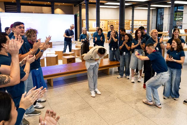 Apple launches its new products. Store employees welcome Chinese tourist Junlai Zhang, who is first in line to enter the Apple Store at Puerta del Sol, on September 18, 2026, in Madrid, Spain. Apple is unveiling its new line of smartphones to the public today: iPhone 18, Apple Watch Series 12, Apple Watch Ultra 4, and AirPods. Apple is also releasing its first foldable iPhone, the iPhone Duo. SEPTEMBER 18, 2026 Carlos Lujá Madrid, Spain Copyright: xCarlosxLujanx 7782657