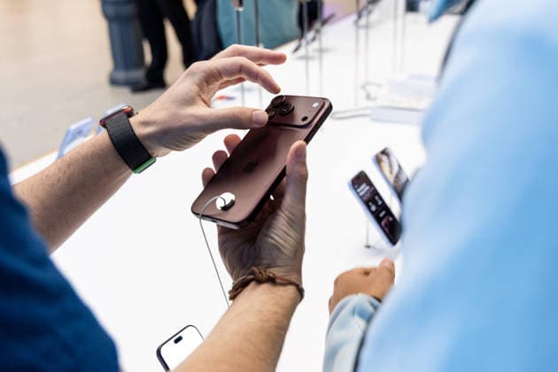 Apple Launches Its New Products Several people view the new iPhone models at the Apple Store in Puerta del Sol on September 18, 2026, in Madrid, Spain. Apple is unveiling its new line of smartphones today iPhone 18, Apple Watch Series 12, Apple Watch Ultra 4, and AirPods. Apple is also releasing its first foldable iPhone, the iPhone Duo. SEPTEMBER 18, 2026 Carlos Lujá Madrid, Spain  Copyright: xCarlosxLujanx 7782669