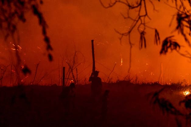 Wildfire puts Cali community in Altos de Menga neighborhood at risk CALI, COLOMBIA - SEPTEMBER 17: Firefighters and local residents work together to battle a fast-moving wildfire threatening homes in the Altos de Menga neighborhood in northern Cali, Colombia on September 17, 2026. Fueled by prolonged dry conditions, lack of rainfall, and strong winds, the blaze tore through hillside vegetation, impacting at least five homes and sending large plumes of smoke across the city as emergency crews navigated difficult mountainous terrain to contain the spread. Edwin Rodriguez Pipicano Anadolu Cali Colombia. Editorial use only. Please get in touch for any other usage.  Copyright: x2026xAnadoluxEdwinxRodriguezxPipicanox