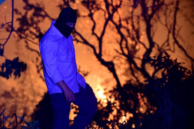 Wildfire puts Cali community in Altos de Menga neighborhood at risk CALI, COLOMBIA - SEPTEMBER 17: Firefighters and local residents work together to battle a fast-moving wildfire threatening homes in the Altos de Menga neighborhood in northern Cali, Colombia on September 17, 2026. Fueled by prolonged dry conditions, lack of rainfall, and strong winds, the blaze tore through hillside vegetation, impacting at least five homes and sending large plumes of smoke across the city as emergency crews navigated difficult mountainous terrain to contain the spread. Edwin Rodriguez Pipicano Anadolu Cali Colombia. Editorial use only. Please get in touch for any other usage.  Copyright: x2026xAnadoluxEdwinxRodriguezxPipicanox