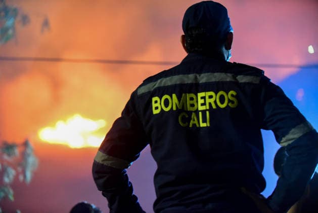 Wildfire puts Cali community in Altos de Menga neighborhood at risk CALI, COLOMBIA - SEPTEMBER 17: Firefighters and local residents work together to battle a fast-moving wildfire threatening homes in the Altos de Menga neighborhood in northern Cali, Colombia on September 17, 2026. Fueled by prolonged dry conditions, lack of rainfall, and strong winds, the blaze tore through hillside vegetation, impacting at least five homes and sending large plumes of smoke across the city as emergency crews navigated difficult mountainous terrain to contain the spread. Edwin Rodriguez Pipicano Anadolu Cali Colombia. Editorial use only. Please get in touch for any other usage.  Copyright: x2026xAnadoluxEdwinxRodriguezxPipicanox
