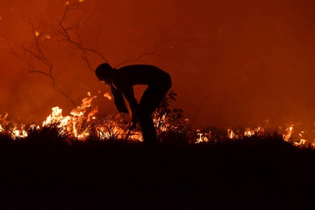 Wildfire puts Cali community in Altos de Menga neighborhood at risk CALI, COLOMBIA - SEPTEMBER 17: Firefighters and local residents work together to battle a fast-moving wildfire threatening homes in the Altos de Menga neighborhood in northern Cali, Colombia on September 17, 2026. Fueled by prolonged dry conditions, lack of rainfall, and strong winds, the blaze tore through hillside vegetation, impacting at least five homes and sending large plumes of smoke across the city as emergency crews navigated difficult mountainous terrain to contain the spread. Edwin Rodriguez Pipicano Anadolu Cali Colombia. Editorial use only. Please get in touch for any other usage.  Copyright: x2026xAnadoluxEdwinxRodriguezxPipicanox