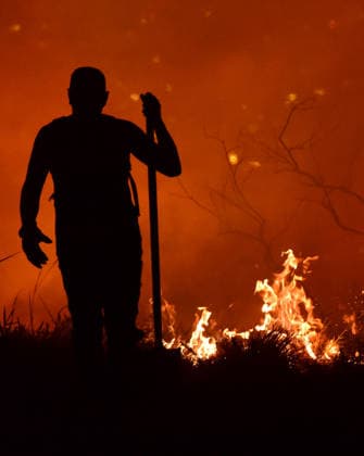 Wildfire puts Cali community in Altos de Menga neighborhood at risk CALI, COLOMBIA - SEPTEMBER 17: Firefighters and local residents work together to battle a fast-moving wildfire threatening homes in the Altos de Menga neighborhood in northern Cali, Colombia on September 17, 2026. Fueled by prolonged dry conditions, lack of rainfall, and strong winds, the blaze tore through hillside vegetation, impacting at least five homes and sending large plumes of smoke across the city as emergency crews navigated difficult mountainous terrain to contain the spread. Edwin Rodriguez Pipicano Anadolu Cali Colombia. Editorial use only. Please get in touch for any other usage.  Copyright: x2026xAnadoluxEdwinxRodriguezxPipicanox
