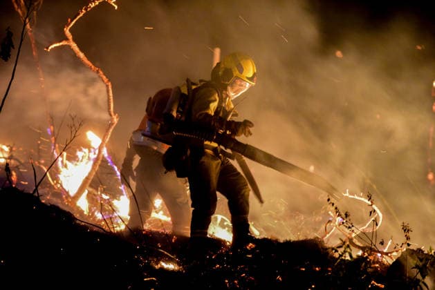Wildfire puts Cali community in Altos de Menga neighborhood at risk CALI, COLOMBIA - SEPTEMBER 17: Firefighters and local residents work together to battle a fast-moving wildfire threatening homes in the Altos de Menga neighborhood in northern Cali, Colombia on September 17, 2026. Fueled by prolonged dry conditions, lack of rainfall, and strong winds, the blaze tore through hillside vegetation, impacting at least five homes and sending large plumes of smoke across the city as emergency crews navigated difficult mountainous terrain to contain the spread. Edwin Rodriguez Pipicano Anadolu Cali Colombia. Editorial use only. Please get in touch for any other usage.  Copyright: x2026xAnadoluxEdwinxRodriguezxPipicanox