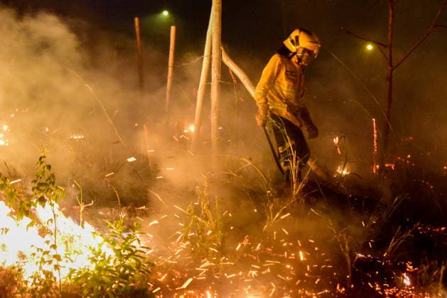 Wildfire puts Cali community in Altos de Menga neighborhood at risk CALI, COLOMBIA - SEPTEMBER 17: Firefighters and local residents work together to battle a fast-moving wildfire threatening homes in the Altos de Menga neighborhood in northern Cali, Colombia on September 17, 2026. Fueled by prolonged dry conditions, lack of rainfall, and strong winds, the blaze tore through hillside vegetation, impacting at least five homes and sending large plumes of smoke across the city as emergency crews navigated difficult mountainous terrain to contain the spread. Edwin Rodriguez Pipicano Anadolu Cali Colombia. Editorial use only. Please get in touch for any other usage.  Copyright: x2026xAnadoluxEdwinxRodriguezxPipicanox