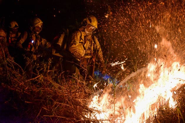 Wildfire puts Cali community in Altos de Menga neighborhood at risk CALI, COLOMBIA - SEPTEMBER 17: Firefighters and local residents work together to battle a fast-moving wildfire threatening homes in the Altos de Menga neighborhood in northern Cali, Colombia on September 17, 2026. Fueled by prolonged dry conditions, lack of rainfall, and strong winds, the blaze tore through hillside vegetation, impacting at least five homes and sending large plumes of smoke across the city as emergency crews navigated difficult mountainous terrain to contain the spread. Edwin Rodriguez Pipicano Anadolu Cali Colombia. Editorial use only. Please get in touch for any other usage.  Copyright: x2026xAnadoluxEdwinxRodriguezxPipicanox