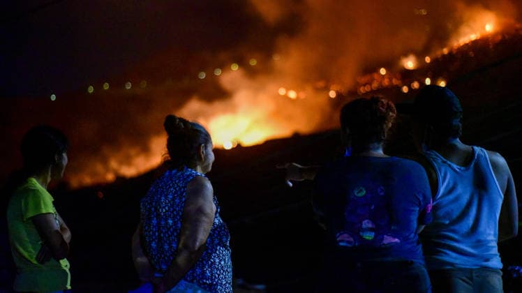 Wildfire puts Cali community in Altos de Menga neighborhood at risk CALI, COLOMBIA - SEPTEMBER 17: Firefighters and local residents work together to battle a fast-moving wildfire threatening homes in the Altos de Menga neighborhood in northern Cali, Colombia on September 17, 2026. Fueled by prolonged dry conditions, lack of rainfall, and strong winds, the blaze tore through hillside vegetation, impacting at least five homes and sending large plumes of smoke across the city as emergency crews navigated difficult mountainous terrain to contain the spread. Edwin Rodriguez Pipicano Anadolu Cali Colombia. Editorial use only. Please get in touch for any other usage.  Copyright: x2026xAnadoluxEdwinxRodriguezxPipicanox