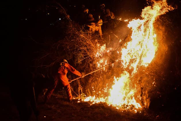Wildfire puts Cali community in Altos de Menga neighborhood at risk CALI, COLOMBIA - SEPTEMBER 17: Firefighters and local residents work together to battle a fast-moving wildfire threatening homes in the Altos de Menga neighborhood in northern Cali, Colombia on September 17, 2026. Fueled by prolonged dry conditions, lack of rainfall, and strong winds, the blaze tore through hillside vegetation, impacting at least five homes and sending large plumes of smoke across the city as emergency crews navigated difficult mountainous terrain to contain the spread. Edwin Rodriguez Pipicano Anadolu Cali Colombia. Editorial use only. Please get in touch for any other usage.  Copyright: x2026xAnadoluxEdwinxRodriguezxPipicanox