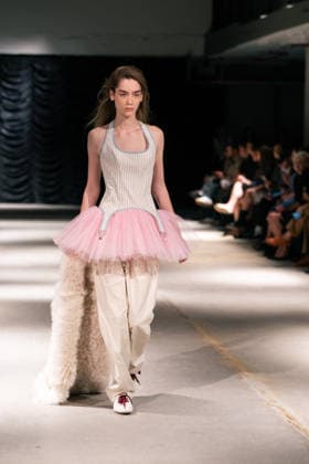 LFW - Mithridate Runway A model walks the runway at the Mithridate show during London Fashion Week September 2026 at The Banking Hall in London, England on September 17, 2026. Photo by LounisPhotography ABACAPRESS.COM London United Kingdom  Copyright: xLounisPhotography ABACAx