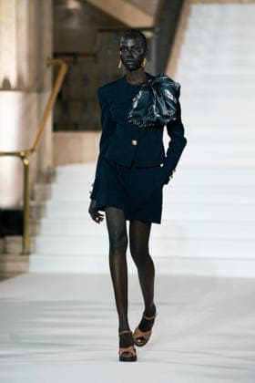 LFW - Paul Costelloe Runway A model walks the runway at the Paul Costelloe show during London Fashion Week September 2026 at The Banking Hall in London, England on September 17, 2026. Photo by LounisPhotography ABACAPRESS.COM London United Kingdom  Copyright: xLounisPhotography ABACAx