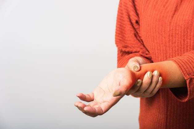 Close up hand of Asian woman she holding her acute pain in wrist of hands, studio shot isolated on white background, Healthcare medicine arthritis body care symptomatic office syndrome concept model released Symbolfoto Copyright: xSorapopx Panthermedia80257940.jpg