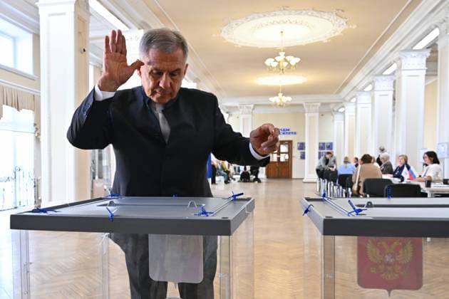 Russia Regions Parliamentary Election 9245555 18.09.2026 Head of the Republic of Tatarstan Rustam Minnikhanov casts his ballot at a polling station during elections to Russia s ninth State Duma, the lower house of parliament, in Kazan, Republic of Tatarstan, Russia. Sputnik Kazan Republic of Tatarstan Russia  Copyright: xx