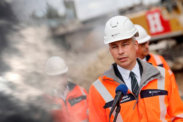 Federal Minister of Transportation Steffen Bilger (CDU) was briefed on the current status of demolition work on the approach bridge to the Bonn North Bridge during a visit. Bonn, September 17, 2026, North Rhine-Westphalia, Germany Copyright: xChristophxHardtx