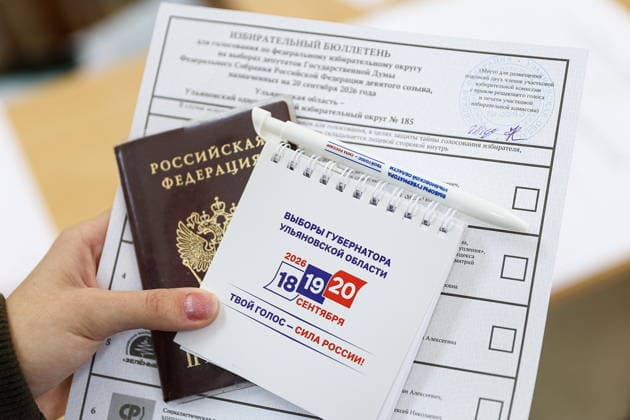 RUSSIA, ULYANOVSK - SEPTEMBER 18, 2026: A woman holds her ballot, passport and a notebook reading Ulyanovsk Region Gubernatorial Election at a polling station set up at Lenin Gymnasium No 1 during the 2026 Russian legislative election. From September 18 to 20, Russia holds regional parliamentary elections, alongside the election of members to the Russian State Duma (the lower house of the Russian parliament) Ulyanovsk Russia  - ZUMAt113 20260918_zaa_t113_053 Copyright: xYegorxAleyevx