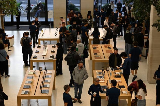 September 18, 2026, London, London, UK: London, UK. Customers view and buy the new iPhone 18 Pro and iPhone 18 Pro Max mobile phones at the Apple Regent Street store. Also at the launch were Apple Watch Series 12, Apple Watch Ultra 4 and AirPods 5. London UK  - ZUMAl94_ 20260918_zaf_l94_008 Copyright: xRayxTangx