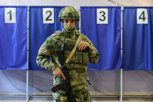 RUSSIA, DONETSK - SEPTEMBER 18, 2026: A serviceman patrols a polling station during the 2026 Russian legislative election. From September 18 to 20, Russia holds regional parliamentary elections, alongside the election of members to the Russian State Duma (the lower house of the Russian parliament) Donetsk Russia  - ZUMAt113 20260918_zaa_t113_073 Copyright: xDmitryxYagodkinx