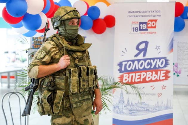 RUSSIA, DONETSK - SEPTEMBER 18, 2026: A serviceman patrols a polling station during the 2026 Russian legislative election. From September 18 to 20, Russia holds regional parliamentary elections, alongside the election of members to the Russian State Duma (the lower house of the Russian parliament) Donetsk Russia  - ZUMAt113 20260918_zaa_t113_074 Copyright: xDmitryxYagodkinx