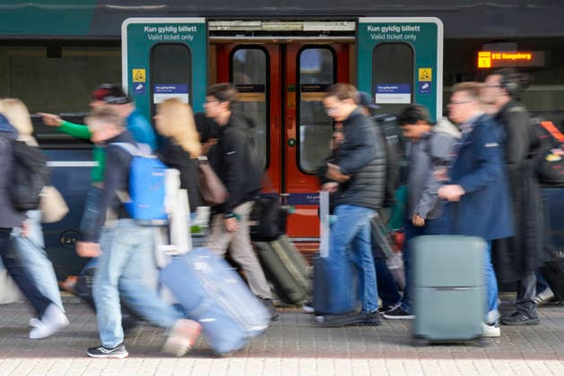 Train Strike in Oslo, September 18, 2026: Passengers at Oslo S on Friday morning. The Norwegian Locomotive Engineers’ Union (NLF) and Vy failed to reach an agreement during mediation. On Friday morning, the locomotive engineers will go on strike. Photo: Fredrik Varfjell, NTB, Oslo, Norway kYGZYIdHULo EDITORIAL USE ONLY Ref BNCkYGZYIdHULo jpg  Copyright: xFredrikxVarfjellx xNTBx