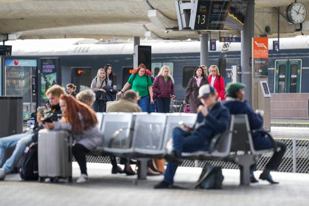 Train Strike in Oslo, September 18, 2026: Passengers at Oslo S on Friday morning. The Norwegian Locomotive Engineers Union (NLF) and Vy failed to reach an agreement during mediation. On Friday morning, the locomotive engineers went on strike. Photo: Fredrik Varfjell, NTB, Oslo, Norway NmZyQUf4cXM EDITORIAL USE ONLY Ref BNCNmZyQUf4cXM jpg  Copyright: xFredrikxVarfjellx xNTBx